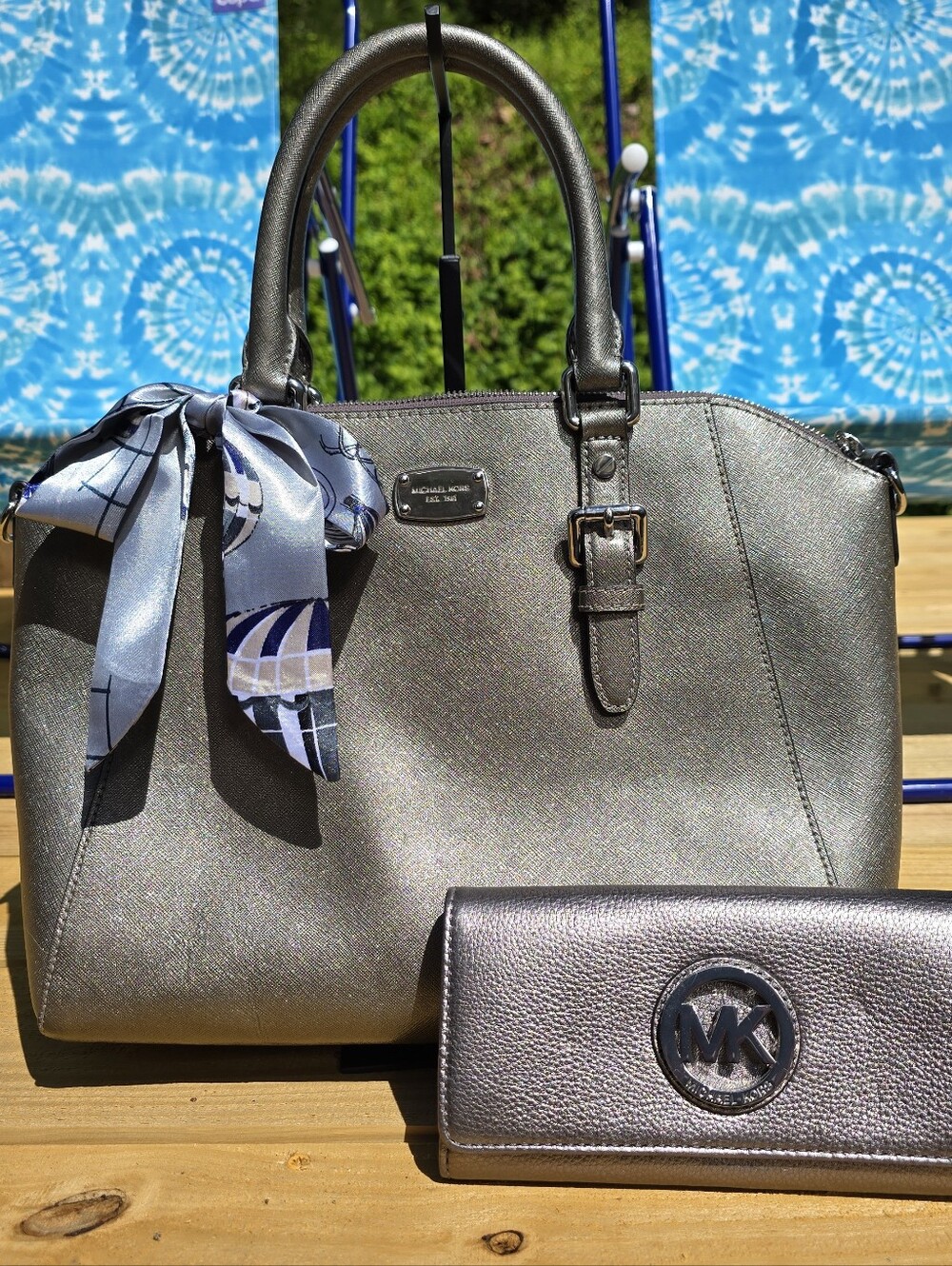MICHAEL KORS CIARA SATCHEL BAG AND WALLET SILVER SAFFIANO LEATHER.